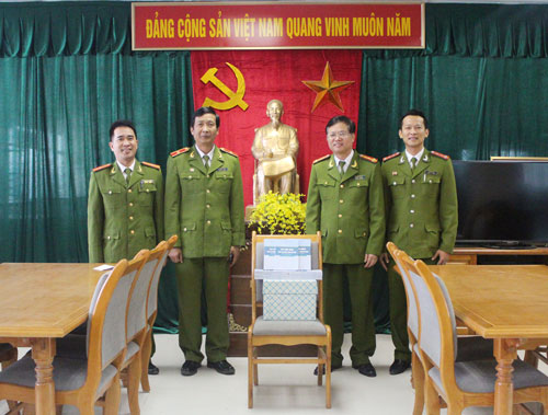 Đại tá, PGS.TS Nguyễn Văn Lan, Phó Cục trưởng Cục C42 tặng sách cho Thư viện Nghiệp vụ Cảnh sát - Học viện CSND.